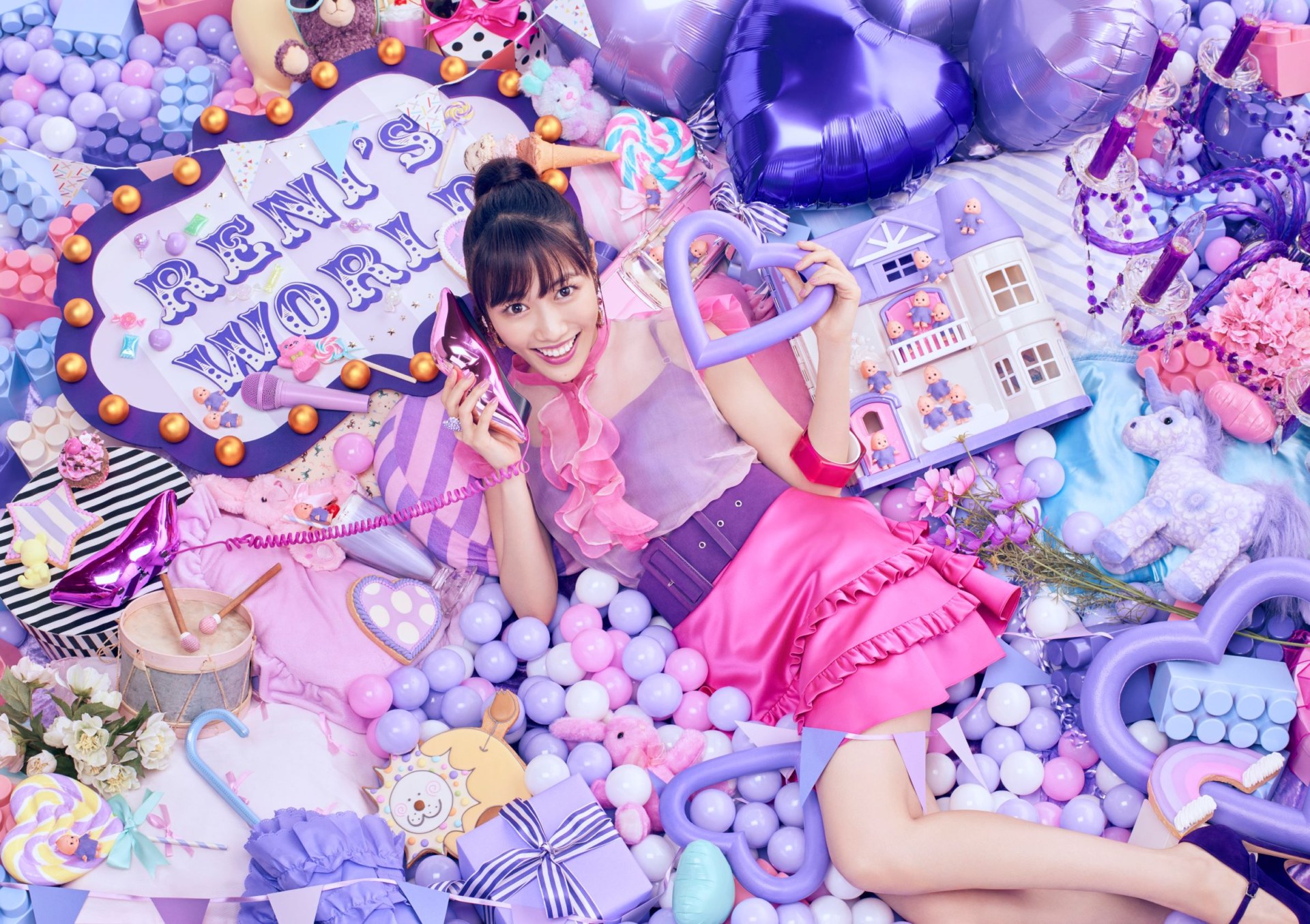 ももクロ高城れに、おもちゃの世界に入り込んだ最新アー写＆1stソロ  